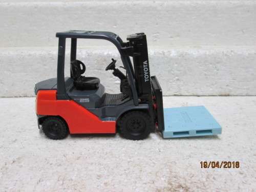 DIE CAST 1:23 SCALE : TOYOTA 8FG - 8FD 25 FORKLIFT - LOT 530S