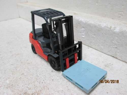 DIE CAST 1:23 SCALE : TOYOTA 8FG - 8FD 25 FORKLIFT - LOT 530S