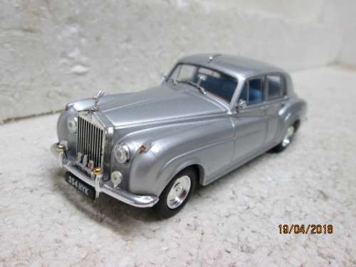 DIE CAST 1:43 SCALE : UNIVERSAL HOBBIES ROLLS ROYCE SILVER CLOUD II - LOT 551S