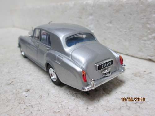 DIE CAST 1:43 SCALE : UNIVERSAL HOBBIES ROLLS ROYCE SILVER CLOUD II - LOT 551S