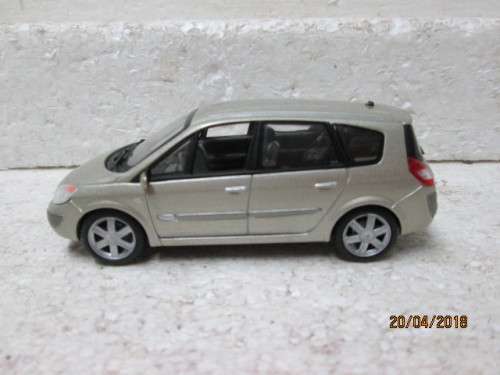 DIE CAST 1:43 SCALE : UNIVERSAL HOBBIES RENAULT GRAND SCENIC 2004 - LOT 579S