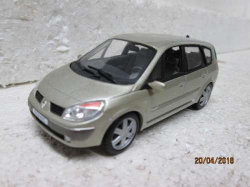 DIE CAST 1:43 SCALE : UNIVERSAL HOBBIES RENAULT GRAND SCENIC 2004 - LOT 579S