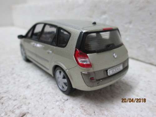DIE CAST 1:43 SCALE : UNIVERSAL HOBBIES RENAULT GRAND SCENIC 2004 - LOT 579S