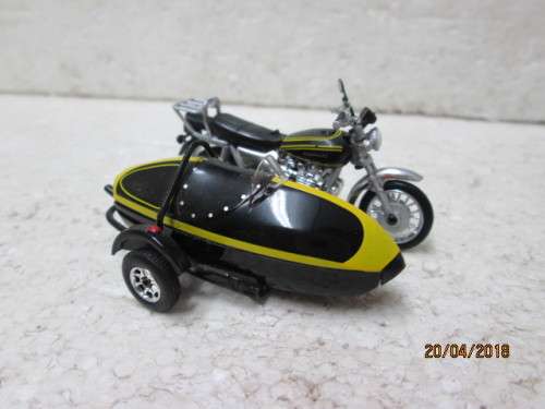 1:43 SCALE :  KAWASAKI Z900 WITH SIDECAR - LOT 624S
