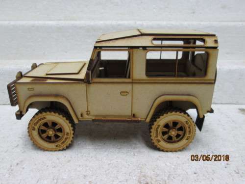 1:18 SCALE LANDROVER DEFENDER 90 SWB STATION WAGON - LOT 799W