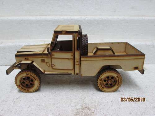 1:18 SCALE 1975 TOYOTA LAND CRUISER LWB PICK-UP FJ450 - LOT 94T