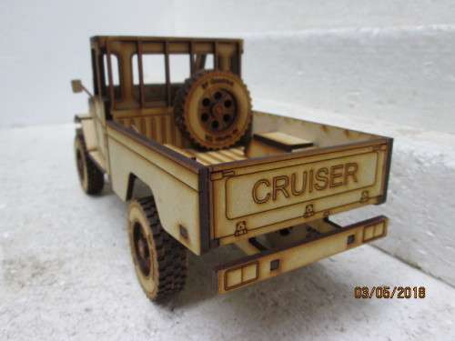 1:18 SCALE 1975 TOYOTA LAND CRUISER LWB PICK-UP FJ450 - LOT 94T