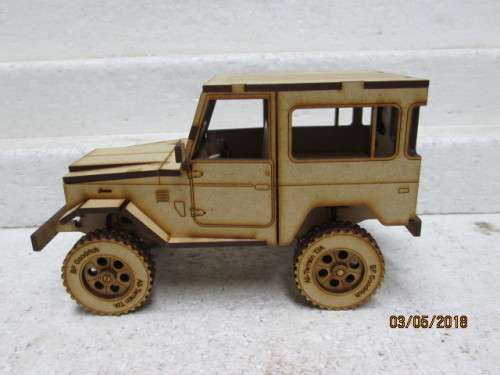 1:18 SCALE TOYOTA LAND CRUISER SWB STATION WAGON - LOT 111T