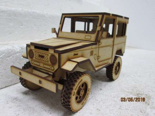 1:18 SCALE TOYOTA LAND CRUISER SWB STATION WAGON - LOT 111T