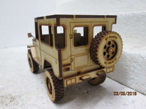 1:18 SCALE TOYOTA LAND CRUISER SWB STATION WAGON - LOT 111T
