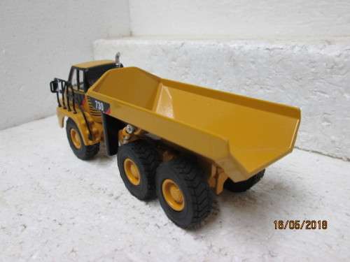 DIE CAST 1:64 SCALE : CAT 730 ARTICULATED TIPPER TRUCK - LOT 31T