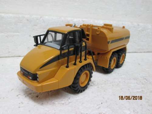 DIE CAST 1:64 SCALE : CAT 730 ARTICULATED TRUCK WITH WATER TANK - LOT 32T