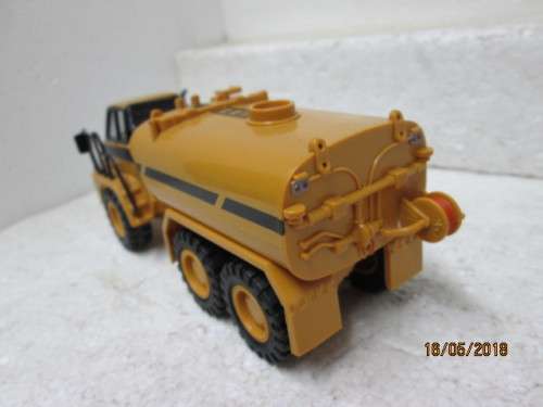 DIE CAST 1:64 SCALE : CAT 730 ARTICULATED TRUCK WITH WATER TANK - LOT 32T