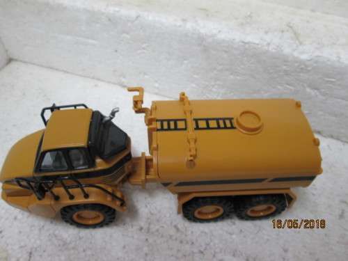 DIE CAST 1:64 SCALE : CAT 730 ARTICULATED TRUCK WITH WATER TANK - LOT 32T