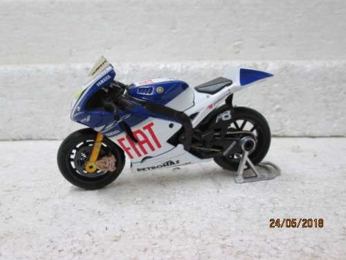 DIE CAST 1:18 SCALE MAISTO YAMAHA ROSSI RACING BIKE - LOT 75T