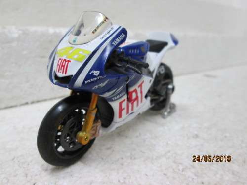 DIE CAST 1:18 SCALE MAISTO YAMAHA ROSSI RACING BIKE - LOT 75T