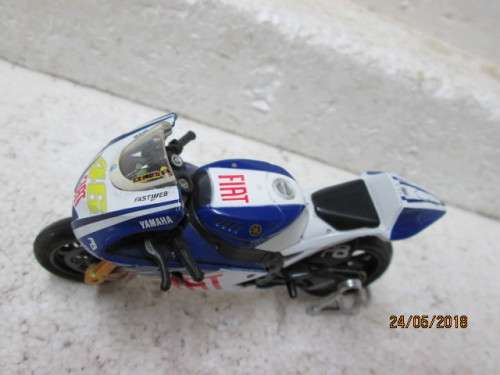 DIE CAST 1:18 SCALE MAISTO YAMAHA ROSSI RACING BIKE - LOT 75T