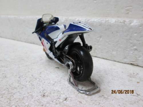 DIE CAST 1:18 SCALE MAISTO YAMAHA ROSSI RACING BIKE - LOT 75T
