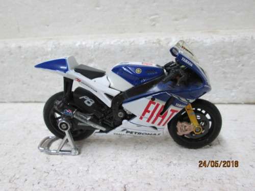DIE CAST 1:18 SCALE MAISTO YAMAHA ROSSI RACING BIKE - LOT 75T