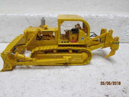 DIE CAST FIRST GEAR : INTERNATIONAL HARVESTER TD-25 CRAWLER DOZER - LOT 89T