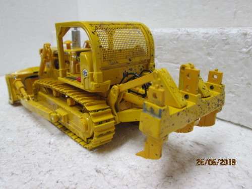 DIE CAST FIRST GEAR : INTERNATIONAL HARVESTER TD-25 CRAWLER DOZER - LOT 89T