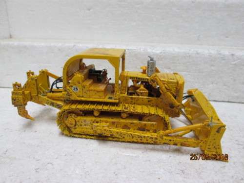 DIE CAST FIRST GEAR : INTERNATIONAL HARVESTER TD-25 CRAWLER DOZER - LOT 89T