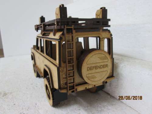 1:18 SCALE LANDROVER DEFENDER 110 LWB STATION WAGON (SAFARI) - LOT 107T