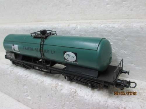 HO SCALE LIMA TANKER (PFIZER) - LOT 157T