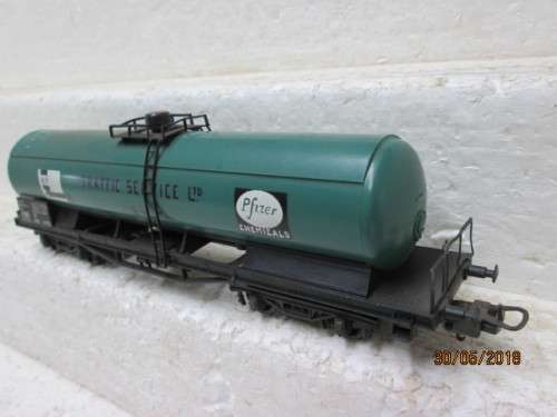 HO SCALE LIMA TANKER (PFIZER) - LOT 158T