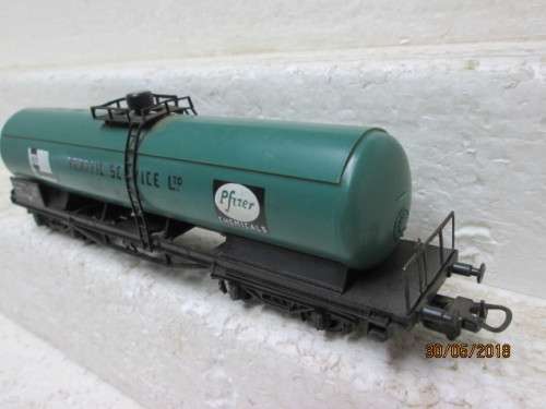 HO SCALE LIMA TANKER (PFIZER) - LOT 159T