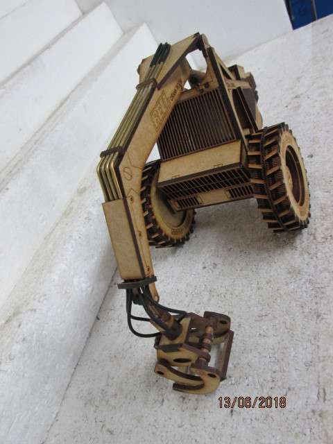 1:18 SCALE LAZER CUT BELL LOGGER 225A - LOT 282T