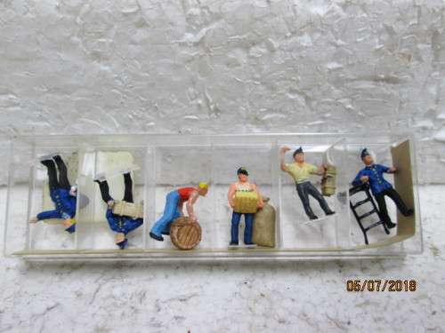 HO SCALE PREISER (STATION PLATFORM FIGURINES LOADING GOODS x6) - LOT 313T