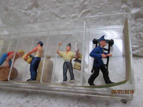 HO SCALE PREISER (STATION PLATFORM FIGURINES LOADING GOODS x6) - LOT 313T