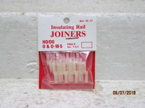 HO/OO SCALE PECO INSULATING RAIL JOINERS x12 PER PACK (SL-11) - LOT 356T
