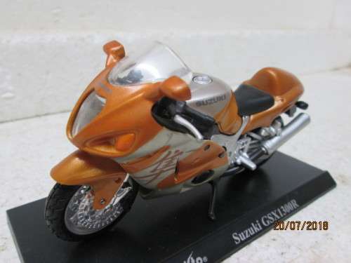 1:18 SCALE MAISTO : SUZUKI GSX 1300R MOTORBIKE - LOT 633T