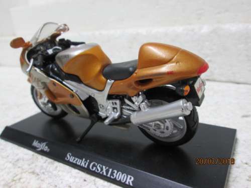 1:18 SCALE MAISTO : SUZUKI GSX 1300R MOTORBIKE - LOT 633T