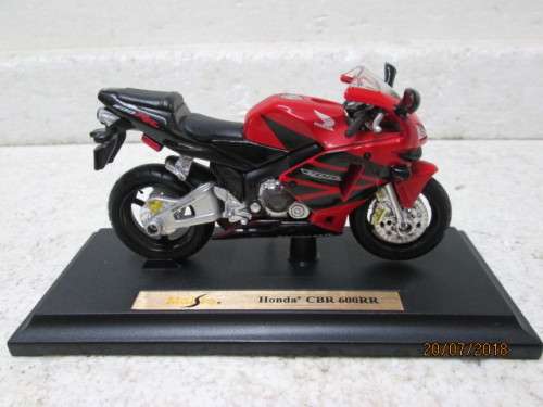 1:18 SCALE MAISTO : HONDA CBR 600RR MOTORBIKE - LOT 639T