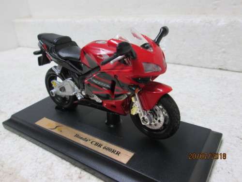 1:18 SCALE MAISTO : HONDA CBR 600RR MOTORBIKE - LOT 639T