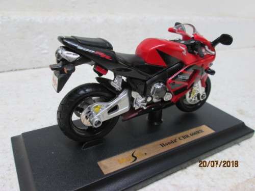 1:18 SCALE MAISTO : HONDA CBR 600RR MOTORBIKE - LOT 639T