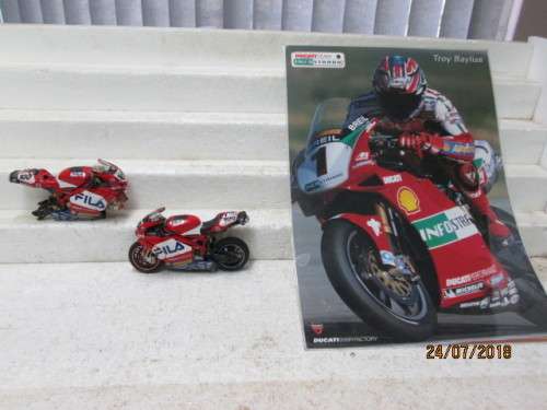 1:12 SCALE NEWRAY : DUCATI FILA No 100 RACING MOTORBIKE WITH EXTRAS - LOT 683T