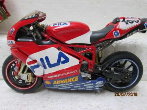 1:12 SCALE NEWRAY : DUCATI FILA No 100 RACING MOTORBIKE WITH EXTRAS - LOT 683T