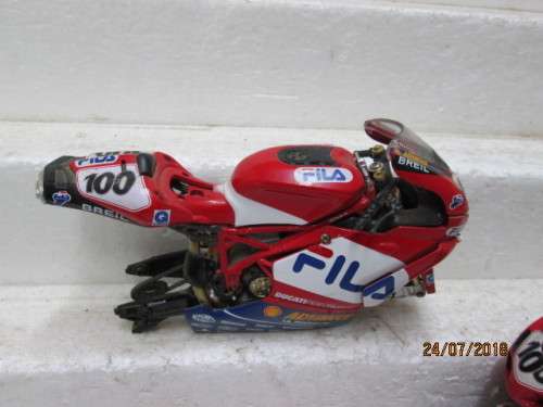 1:12 SCALE NEWRAY : DUCATI FILA No 100 RACING MOTORBIKE WITH EXTRAS - LOT 683T
