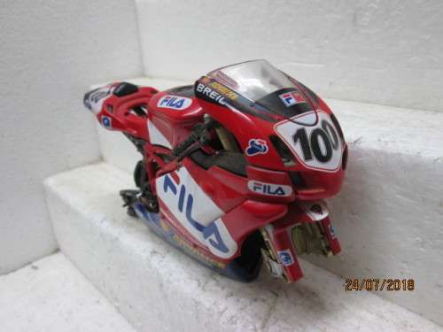 1:12 SCALE NEWRAY : DUCATI FILA No 100 RACING MOTORBIKE WITH EXTRAS - LOT 683T
