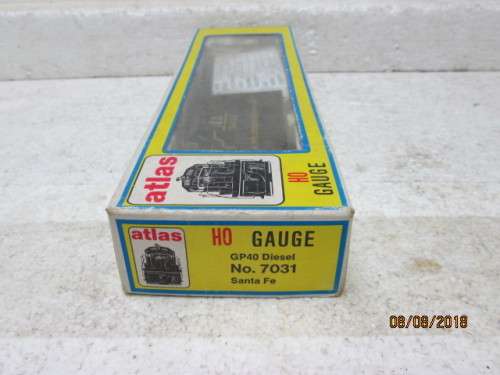 HO SCALE : ATLAS SANTE FE GP40 DIESEL LOCO (BOXED) - LOT 853T