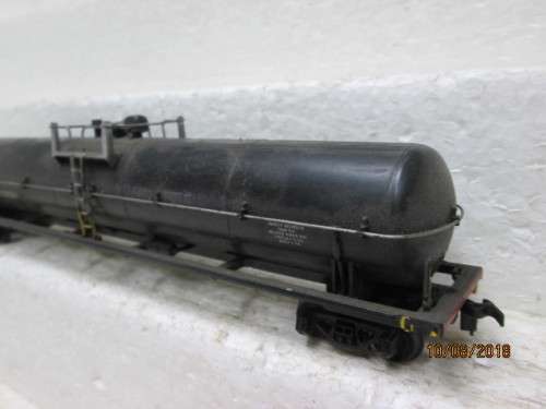 HO SCALE : LIMA LONG BLACK TANKER - LOT 898T