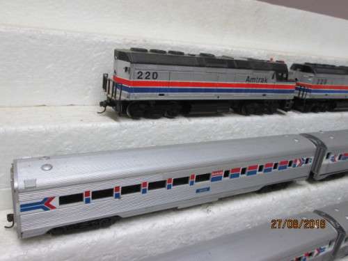 HO SCALE : ATHEARN AMTRAK DIESEL LOCOMOTIVE PLUS 6 COACHES - LOT 910T