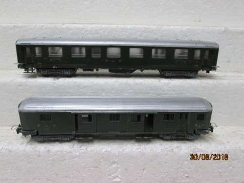 HO SCALE : TRIX x2 BLS GREEN COACHES - LOT 18U