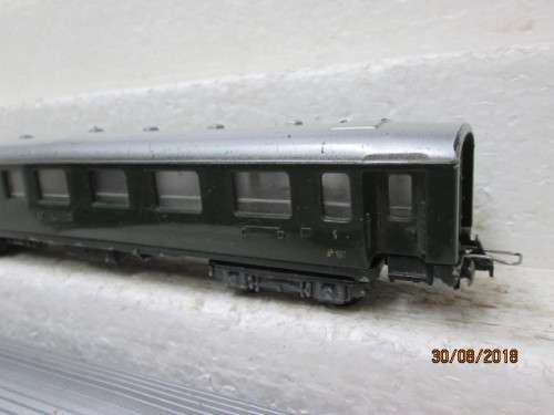HO SCALE : TRIX x2 BLS GREEN COACHES - LOT 18U