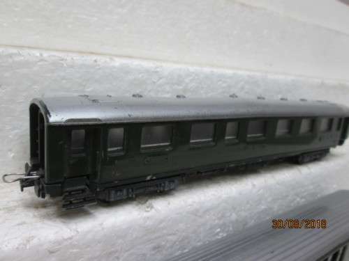 HO SCALE : TRIX x2 BLS GREEN COACHES - LOT 18U