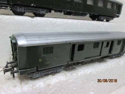HO SCALE : TRIX x2 BLS GREEN COACHES - LOT 18U